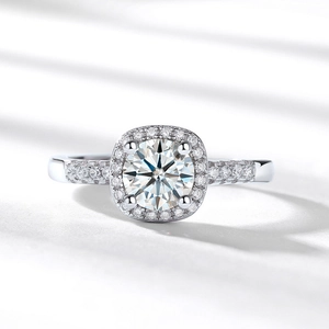 Makroaufnahme von S925 Silber Moissanit-Verlobungsring mit Halo-Fassung und Pavé-Details