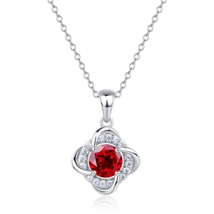 Detail der S925 Silberkette mit rundem rotem Edelstein und funkelndem Diamantkranz
