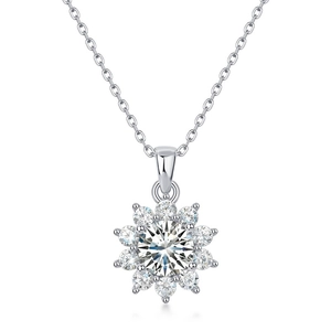 Detaillierte Makroansicht des S925 Silber-Sonnenblumenanhängers mit Moissanit-Hauptstein