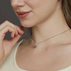 Elegante Halskette aus S925 Sterlingsilber mit brillantem runden Moissanit-Solitäranhänger