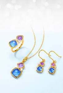 Makroaufnahme von S925 Silber Ring und Schmuckset mit blauen und violetten Zirkonia-Steinen