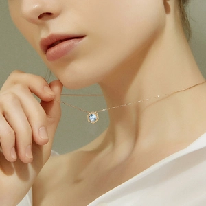 Elegante collar de plata 925 bañada en oro con piedra preciosa hexagonal azul claro