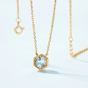 Collar minimalista de plata S925 con colgante hexagonal dorado y piedra preciosa azul