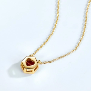 Collar de plata S925 con colgante de nido de abeja dorado y gema roja en forma de corazón