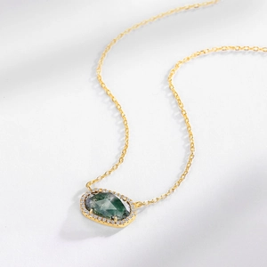 Elegante Goldhalskette mit ovalem Moosachat-Anhänger umgeben von funkelnden Diamanten