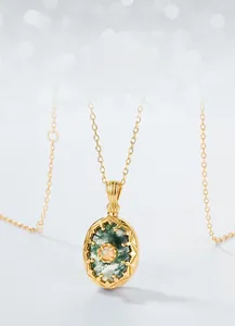 Détail d'un pendentif en forme de flacon de parfum avec agate mousse et pierre d'opale