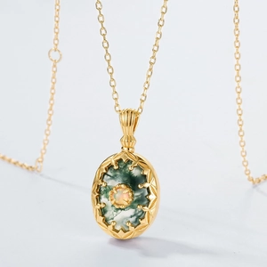 Pendentif luxueux en argent S925 avec agate mousse, centre opale et gravure d'étoile dorée