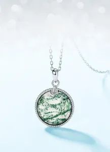 Détail du pendentif en agate mousse avec cadre torsadé argenté sur chaîne fine