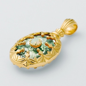 Collier ovale vintage en or avec agate mousse et incrustation d'opale en filigrane