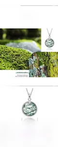 Détail d'un pendentif rond en argent S925 avec agate mousse verte et bordure torsadée