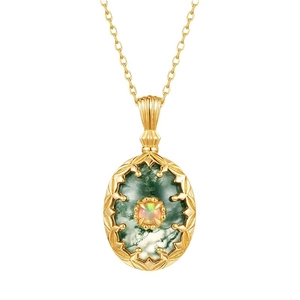 Collier vintage en argent S925 avec pendentif en agate mousse et opale sur fond blanc