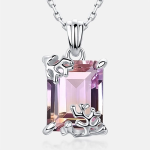 Détail du collier en argent S925 avec gemme violette rectangulaire et décor corail