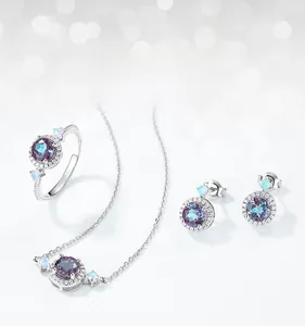 Détail macro du parure en argent S925 avec alexandrite et accents d'opale