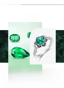 Dettaglio anello vintage in argento con smeraldo verde e castone a fiore