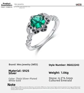 Dettaglio dell'anello a fiore con smeraldo verde da 6,5mm e fascia in argento S925