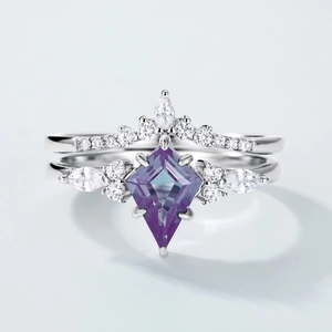 Geometric S925 silver set with kite-shaped alexandrite and V-shaped diamond band