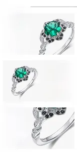 Dettaglio dell'anello in argento S925 con smeraldo e contorno di zirconi neri lucidi