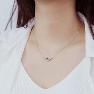 Collier de luxe en argent S925 avec alexandrite ronde, porté par un mannequin