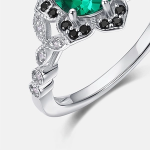 Dettaglio macro dell'anello smeraldo vintage con motivo a foglie in argento S925 e pavé