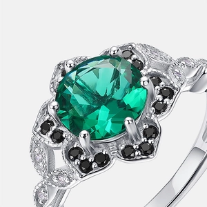 Anello floreale in argento S925 con smeraldo rotondo centrale e dettagli in pietre nere