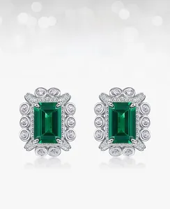 Détail macro de boucles d'oreilles avec émeraude de culture et halo de zircons