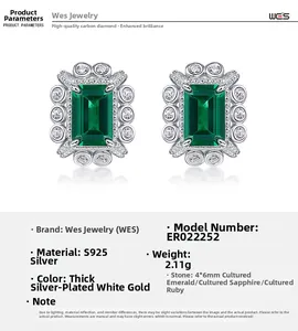 Détail de boucles d'oreilles S925 argent avec pierres 4x6mm taille émeraude et halo