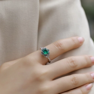 Anello vintage a fiore con smeraldo lab in argento S925 indossato al dito