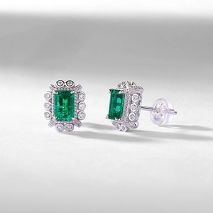 Boucles d'oreilles S925 en argent avec émeraude rectangulaire et halo de diamants blancs