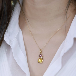 S925 zilveren ketting met paarse en gele vierkante edelstenen aan gouden ketting