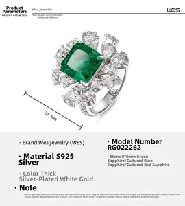 Gros plan d'une bague en argent S925 sertie d'une émeraude carrée et cristaux brillants