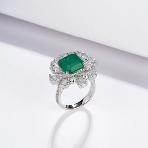 Bague luxueuse en argent S925 avec une grande pierre verte taille émeraude et oxydes