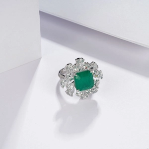 Bague élégante en argent S925 avec pierre verte taille émeraude et halo en forme de poire