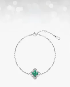 Détail du bracelet trèfle en argent S925 avec émeraudes de culture et micro-pavé de zircons