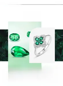 Détail macro de la bague trèfle en argent S925 sertie de pierres vert émeraude