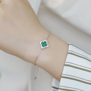 Bracelet classique en argent S925 avec trèfle à quatre feuilles et pierres d'émeraude vertes