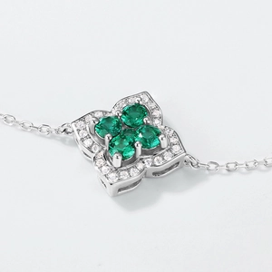 Bracelet trèfle élégant en argent avec pierres vert émeraude et accents de zircon