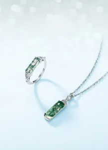 Detalle del conjunto de anillo y collar en plata S925 con piedras de ágata musgo natural
