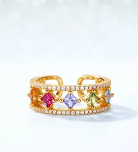 Dettaglio dell'anello a doppio strato in argento S925 con zirconi colorati taglio princess