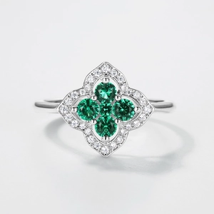 Bague en argent S925 avec trèfle à quatre feuilles en émeraude et cristaux pavés