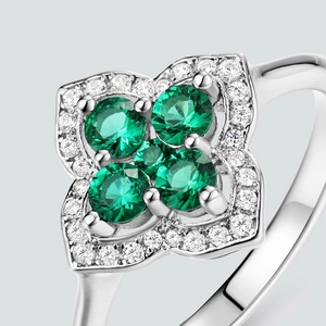 Bague trèfle en argent S925 sertie de pierres vertes émeraude avec finition polie