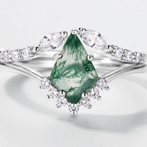 Kite cut green moss agate ring in S925 sterling silver with sparkling side diamonds