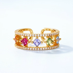 Anello dorato regolabile con cinque zirconi quadrati colorati e pavé di cristalli bianchi