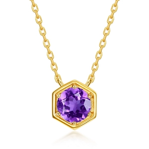 Elegante colgante de amatista hexagonal en una fina cadena de plata bañada en oro