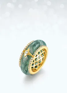 Primo piano di un anello in argento S925 con agata muschiata e dettagli in zircone