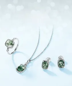 Détail d'une parure en agate mousse aux motifs verts uniques sertis d'argent S925