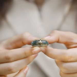 Anello vintage in argento S925 placcato oro con agata muschiata verde e dettagli di stelle