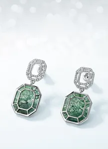 Vue macro de boucles d'oreilles en argent avec pierres d'agate mousse et zircons