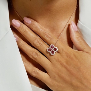 Dettaglio della collana a quadrifoglio in oro rosa con petali di rubino e cristalli