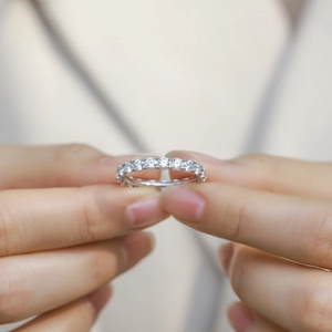 Funkelnder Eternity-Ring aus S925 Sterlingsilber mit Moissanit-Rundschliff-Besatz
