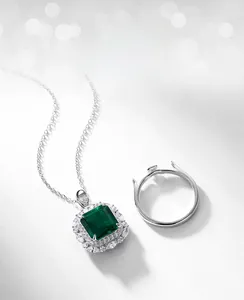 Détails de parure en émeraude de laboratoire avec bague et collier en argent et micro-pave